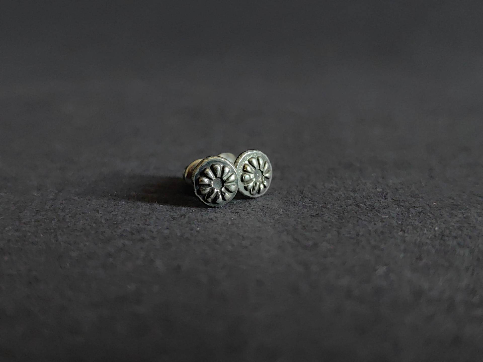 Zierliche Sterling Silber Blumen Ohrstecker Oxidierte Boho Ohrringe von Nataliaraya
