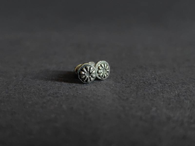 Zierliche Sterling Silber Blumen Ohrstecker Oxidierte Boho Ohrringe Zierliche Sterling Silber Blumen Ohrstecker Oxidierte Boho Ohrringe von Nataliaraya
