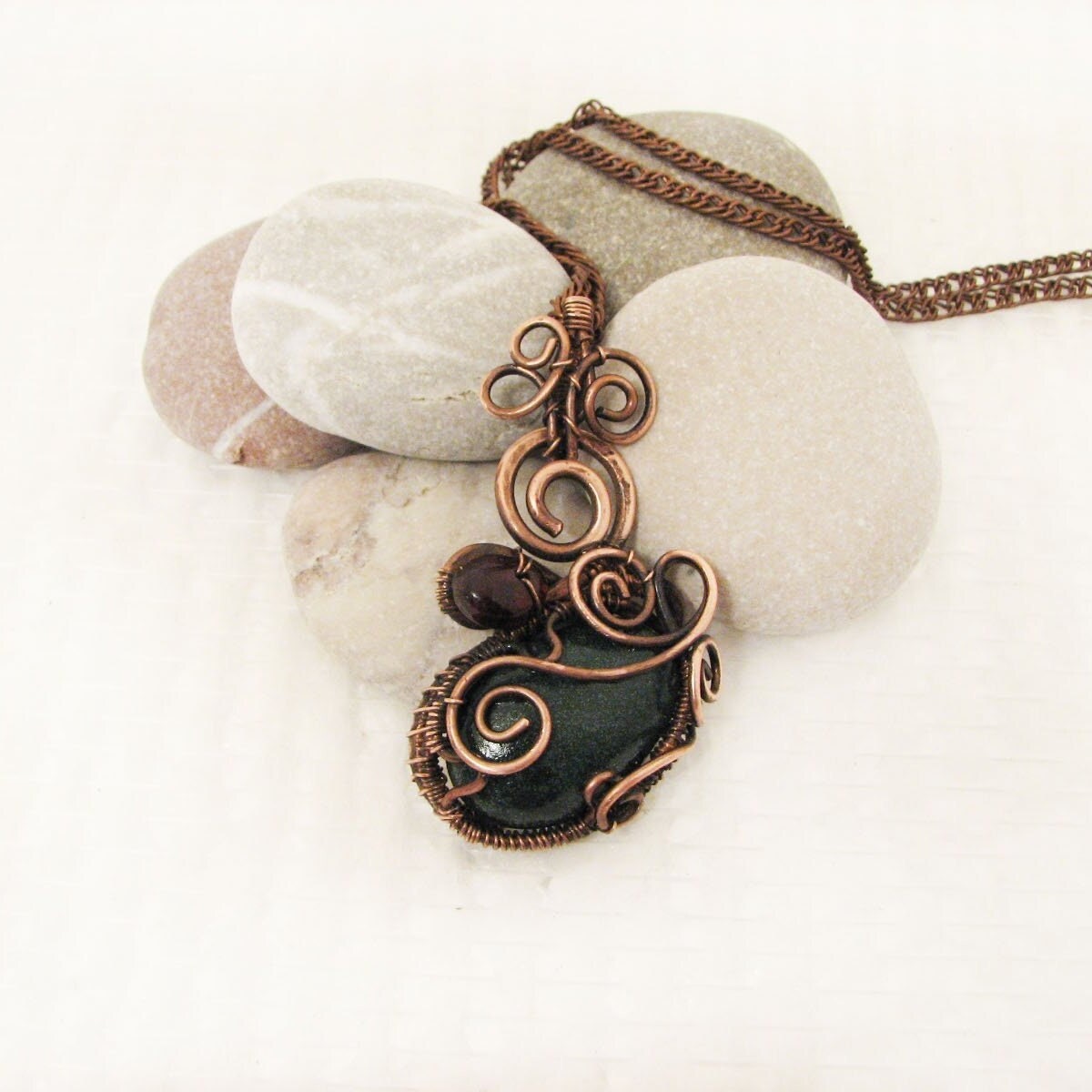 Anhänger Mit Granat Und Seekiesel. Kupferdraht Wickeln Schmuck. Naturstein Geschenk Für Ihre Frau. Hochzeit Zum Siebten Jahrestag. Amulett Edelstein von NatalkaArtCopper