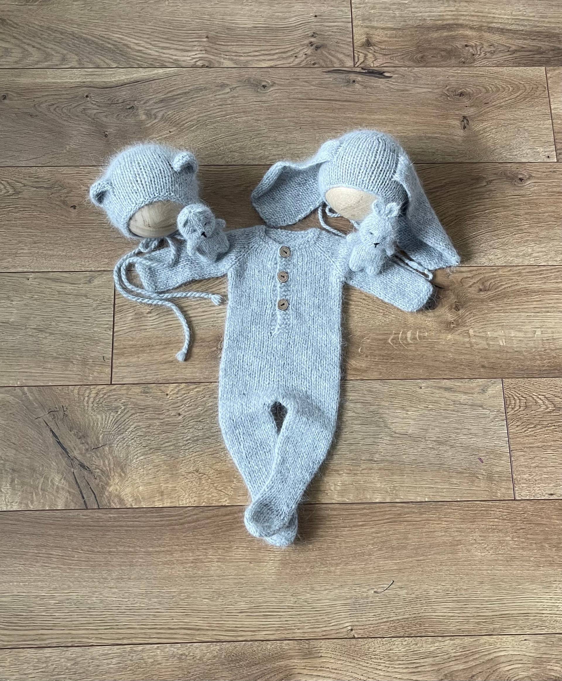 Gestrickte Baby Strampler Neugeborenen Bär Mütze Hase Hut Tiny Spielzeug Stricktier Lovey Nach Hause Kommen Unisex Outfit von Natashaspropstudio