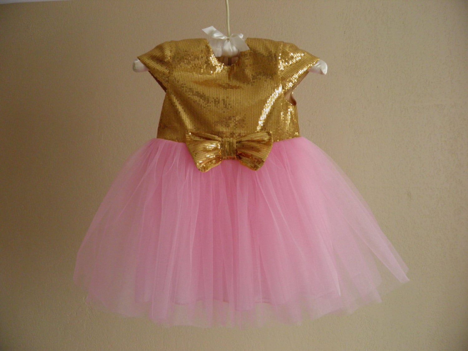 G O L D - P I N K Blumenmädchen Kleid Hochzeit Brautjungfer Funkeln Pailletten Party Braut Blush Rosa Tüll Junior Cap Ärmel Sale von NateMaDesigner