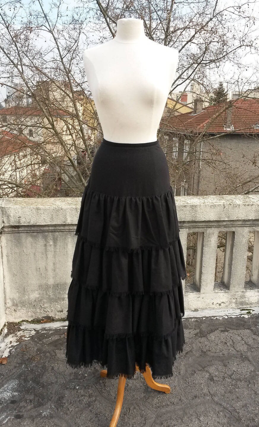 Abstand 50 % Rabatt Langer Rock Aus Schwarzem Leinen, Flammte, Zerzaust von NathalieLCouture