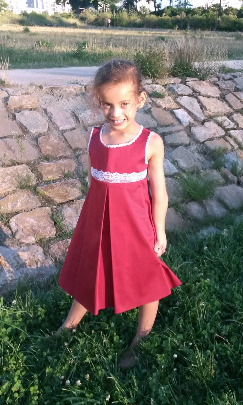 Abstand 50 % Rabatt Mädchen Im Roten Baumwolle Satin Und Weiße Spitze Kleid von NathalieLCouture