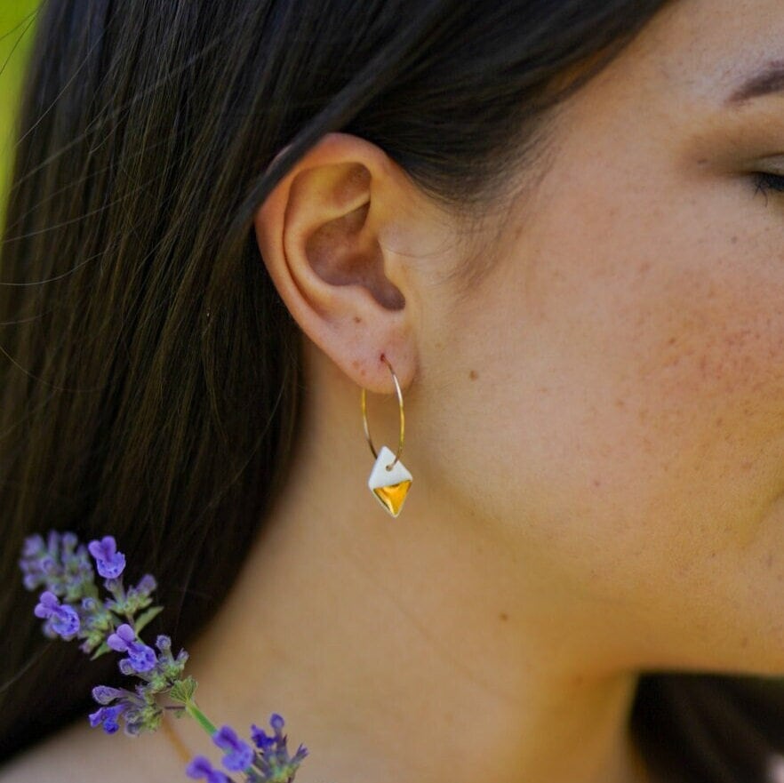 Creolen Aus Porzellan Und Gold Mit Diamanten von NathaliePendersCeram