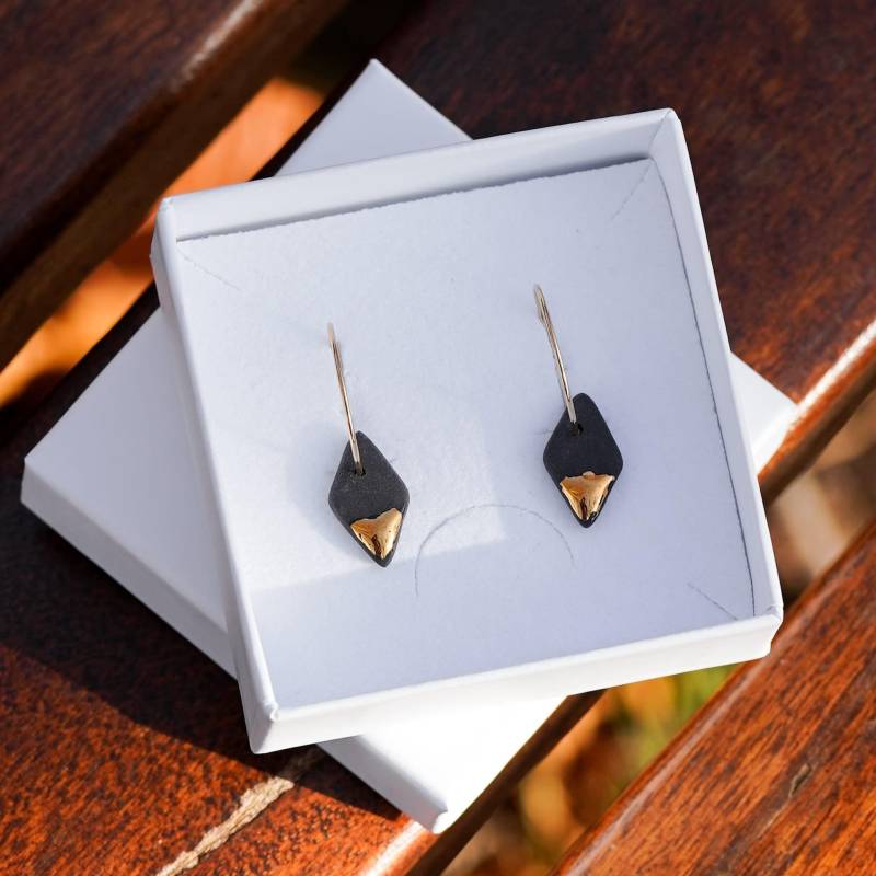 Creolen Mit Diamanten Aus Schwarzem Und Goldenem Porzellan von NathaliePendersCeram