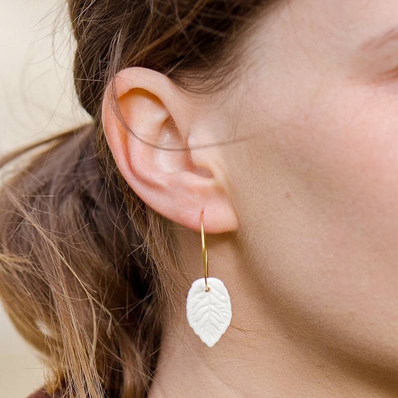 Creolen Mit Einem Weißen Porzellanblatt von NathaliePendersCeram