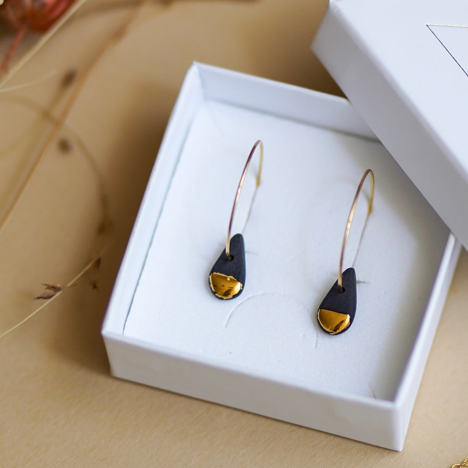 Creolen in Tropfenform Aus Schwarzem Und Goldenem Porzellan von NathaliePendersCeram