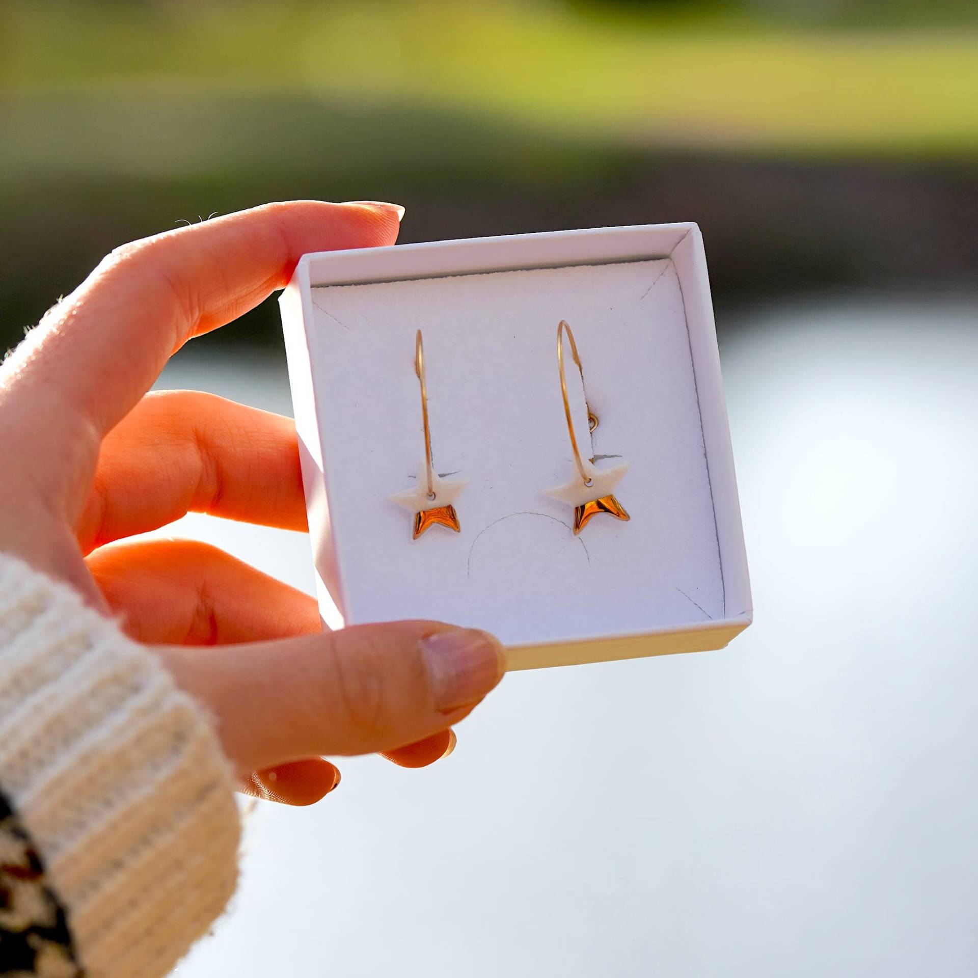 Creolen Mit Porzellan Und Goldenem Stern von NathaliePendersCeram