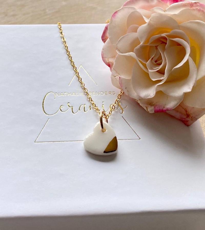 Halskette Mit Kleinem Herzanhänger Aus Porzellan Und Gold von NathaliePendersCeram