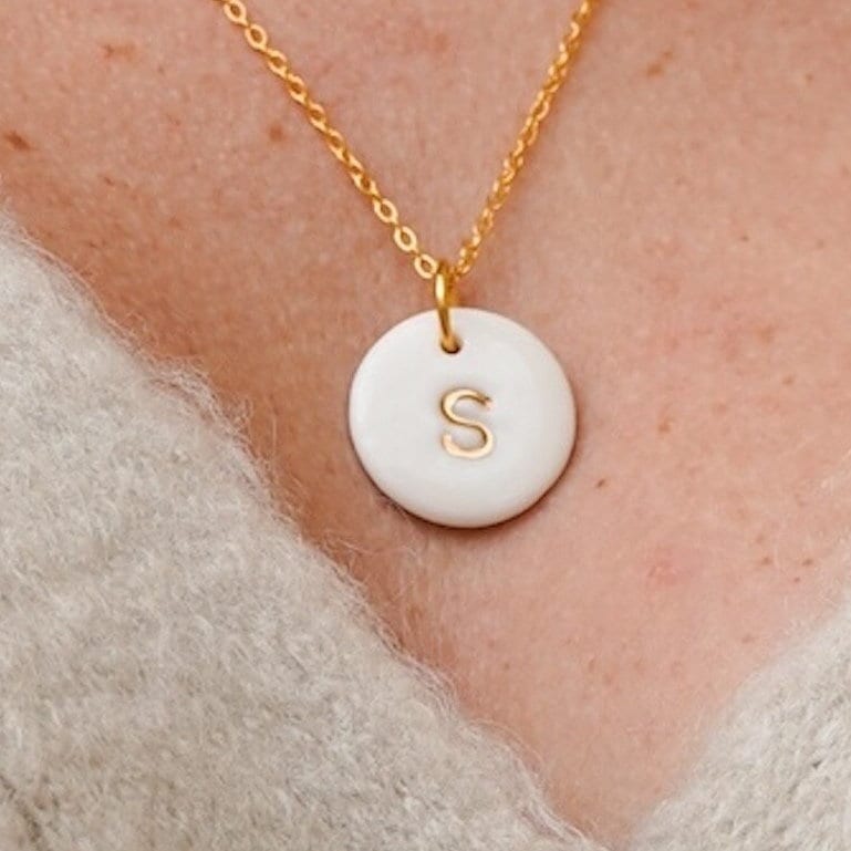 Halskette Mit Porzellankreis Und Eingraviertem Anfangsbuchstaben Gold von NathaliePendersCeram