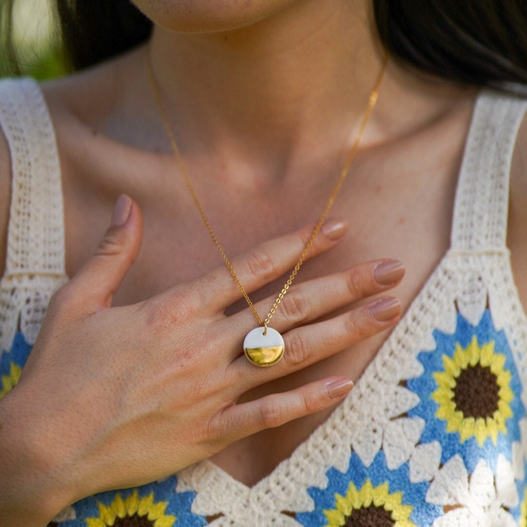 Halskette Mit Rundem Anhänger Aus Porzellan Und Gold von NathaliePendersCeram