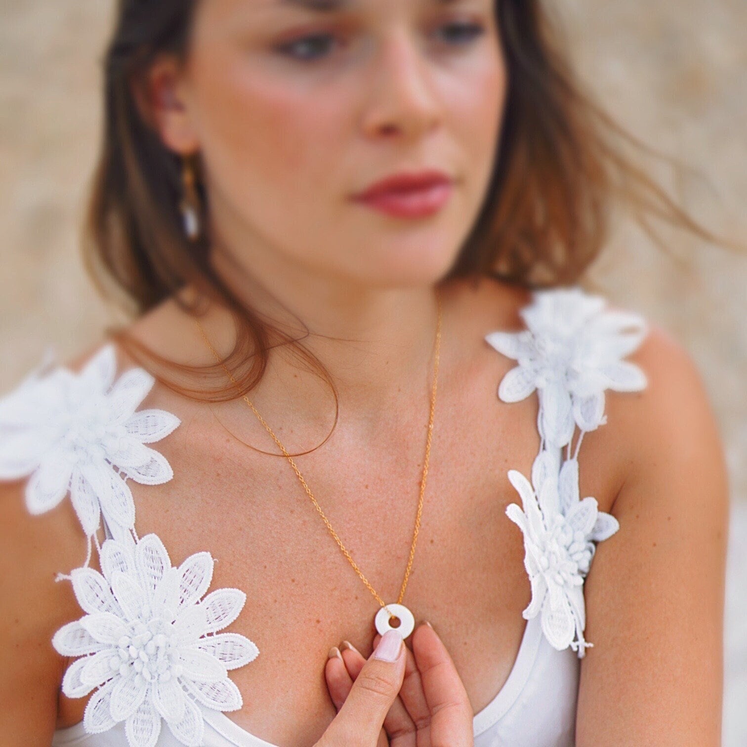 Halskette Mit Rundem Anhänger Aus Weißem Porzellan von NathaliePendersCeram