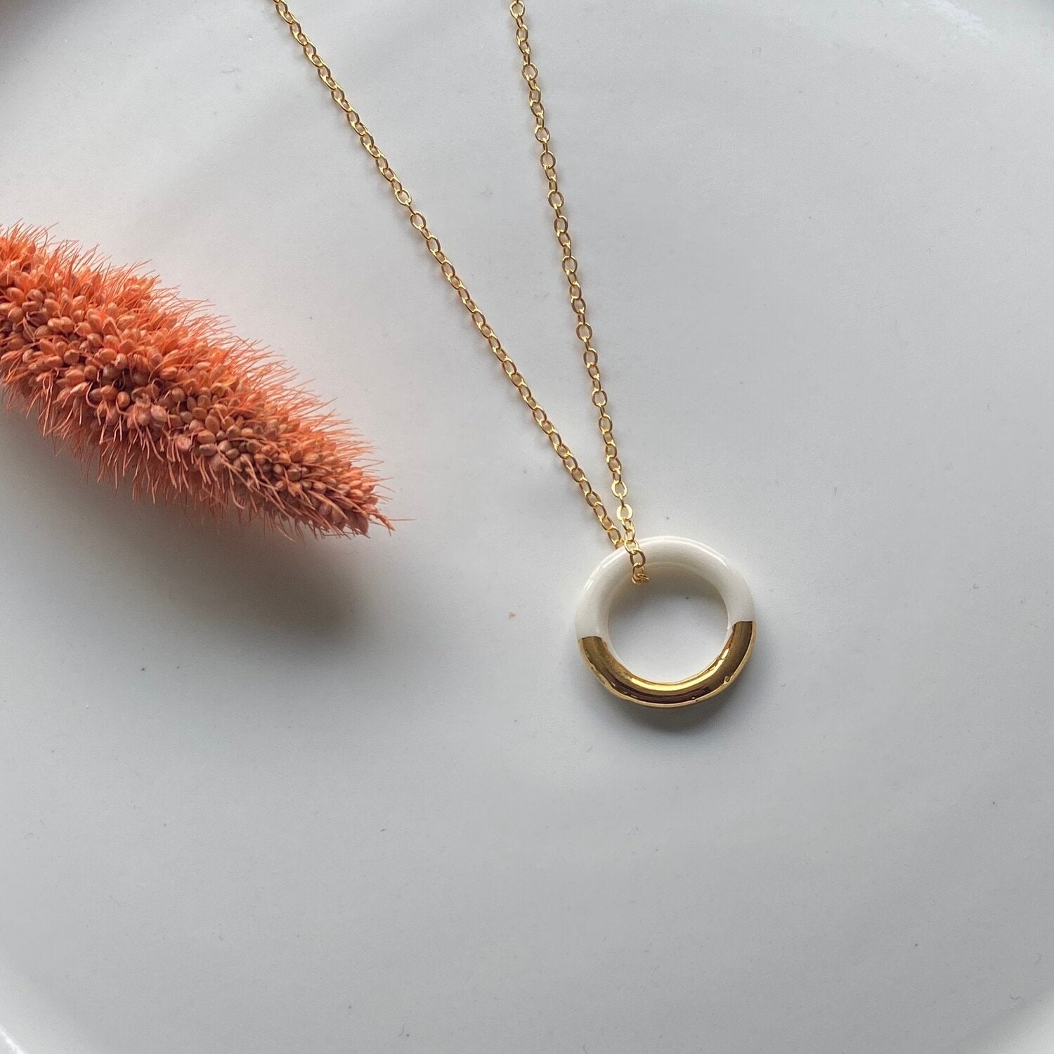 Kettenhalskette Mit Einem Anhänger Aus Weißem Porzellan in Form Eines Kreises Und Gold von NathaliePendersCeram