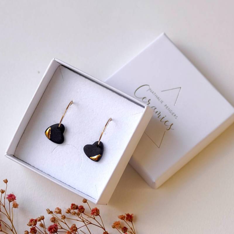 Kleine Herz-Creolen Aus Schwarzem Und Goldenem Porzellan von NathaliePendersCeram