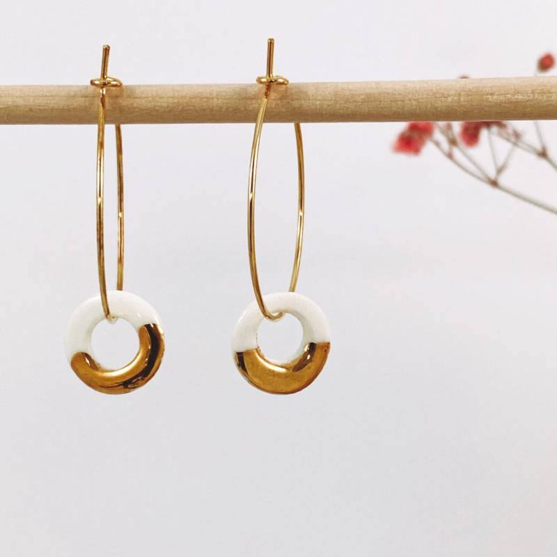 Kleine Runde Kreolen Aus Porzellan Und Gold von NathaliePendersCeram