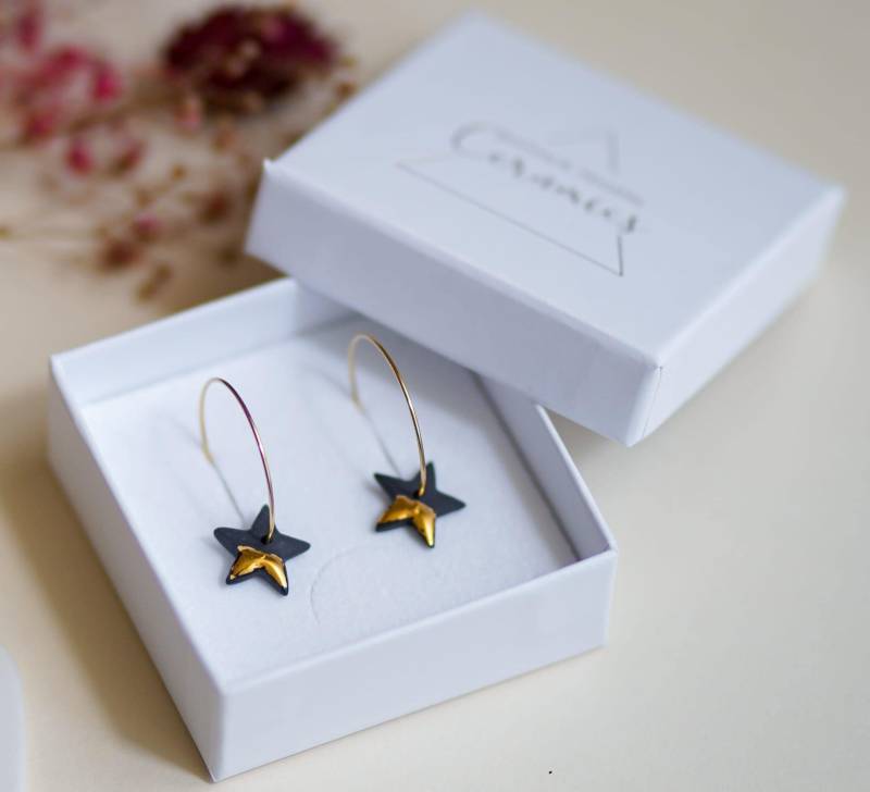 Schwarze Und Goldene Creolen Mit Porzellansternen von NathaliePendersCeram