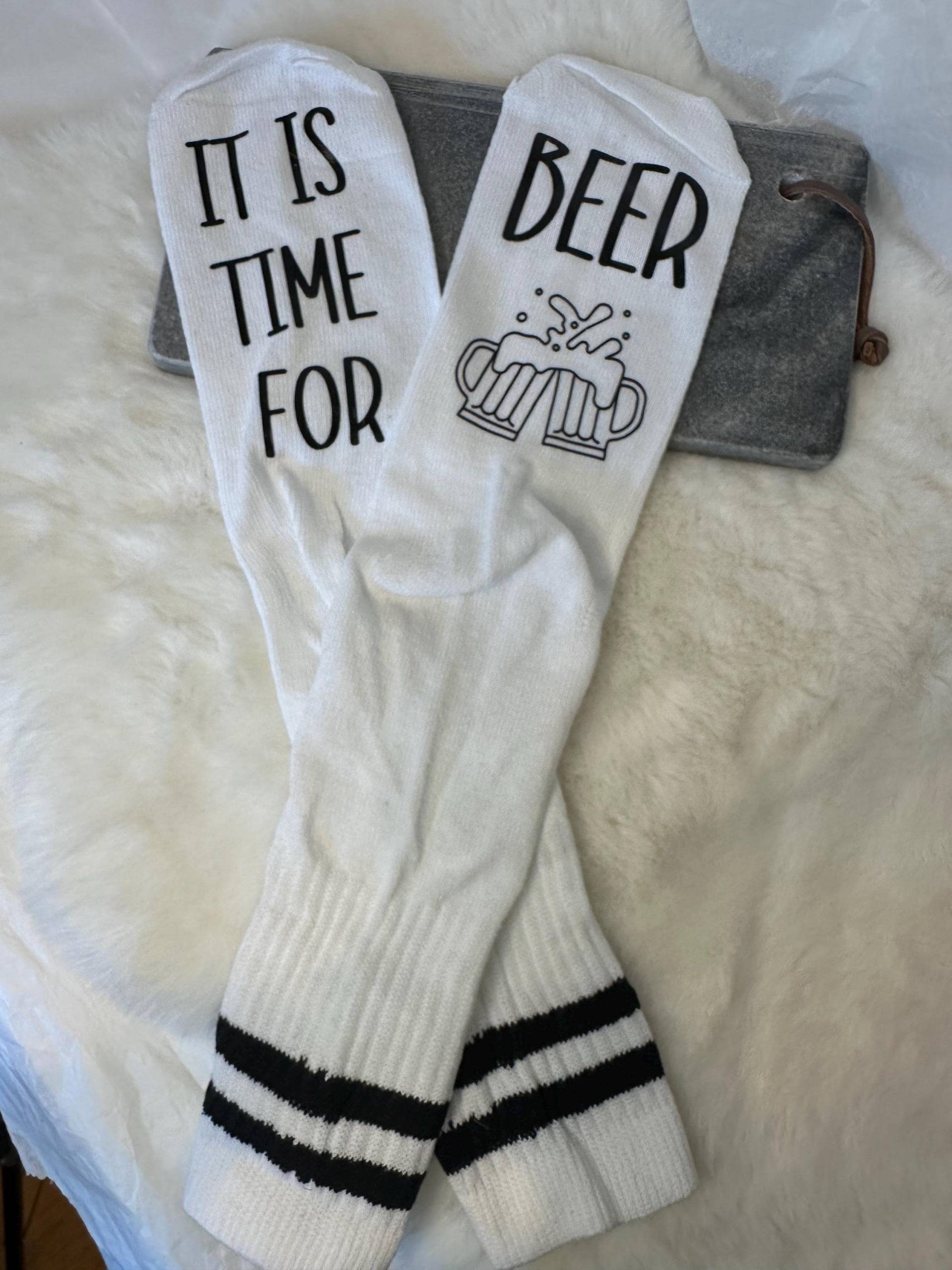 Herren Socken 41-44 | Lustige Sprüchesocken „It Is Time For Beer" Geschenk Für Bierliebhaber Witzige Geschenkidee Männer von NathaliesBastelbude