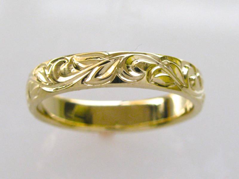 Einzigartiger Handgravierter Ehering Mit Weinreben - Und Blättermuster 4mm Breite 14K Gelbgold von NathanJewelers