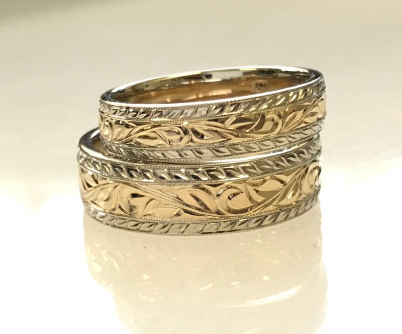 Handgravierte Ranke Und Blatt Ehering Set in Zweifarbigem Gold von NathanJewelers