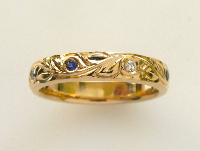 Handgravierte Rebe Und Blatt Hochzeit/Jubiläum 4mm Band in 14K Rotgold Mit Natürlichen Saphiren Diamanten von NathanJewelers