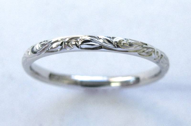 Handgravierte Rebe Und Blatt Hochzeitsjubiläum Band von NathanJewelers