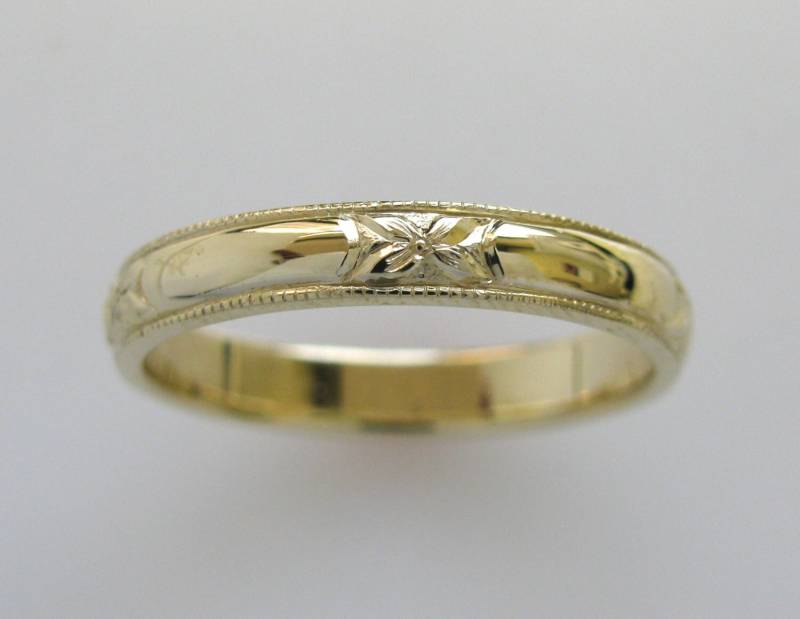 Handgravierter Ehering Oder Jubiläumsring Mit Orangenblüte Und Milgrainrand Aus 585Er Gelbgold von NathanJewelers