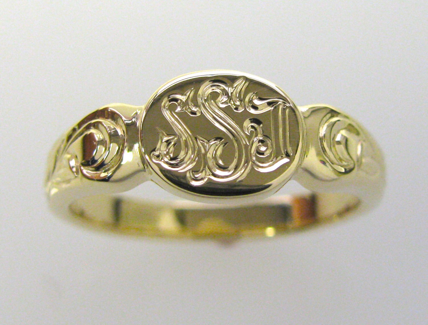 Personalisierter Frauen Handgraviertes Signet Monogramm Ring Auf Bestellung Mit Ranken Und Blatt Schultern von NathanJewelers