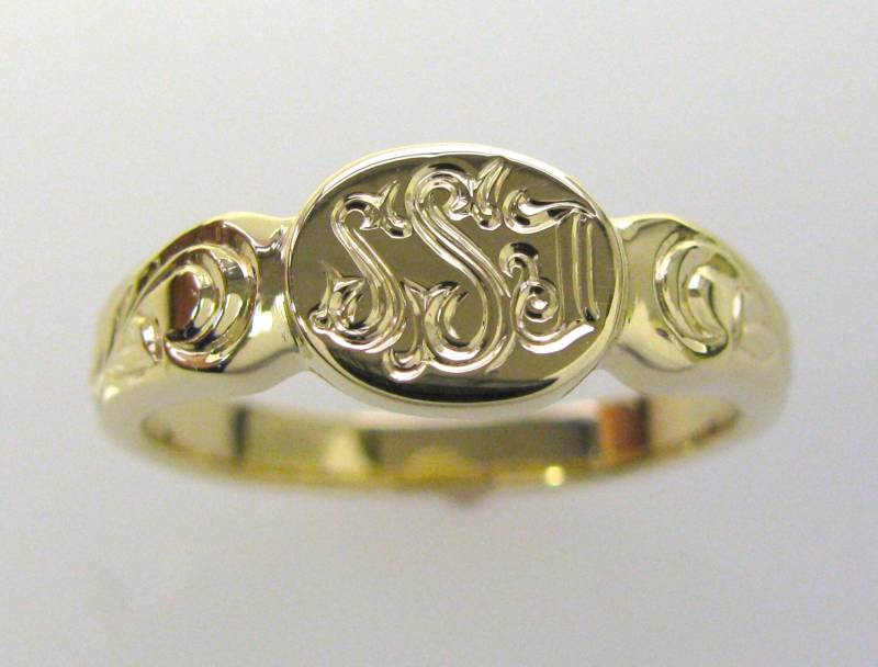 Personalisierte Frau Hand Gravierte Siegel Monogramm Ring Mit Rebe Und Blatt Schultern Bestellen von NathanJewelers