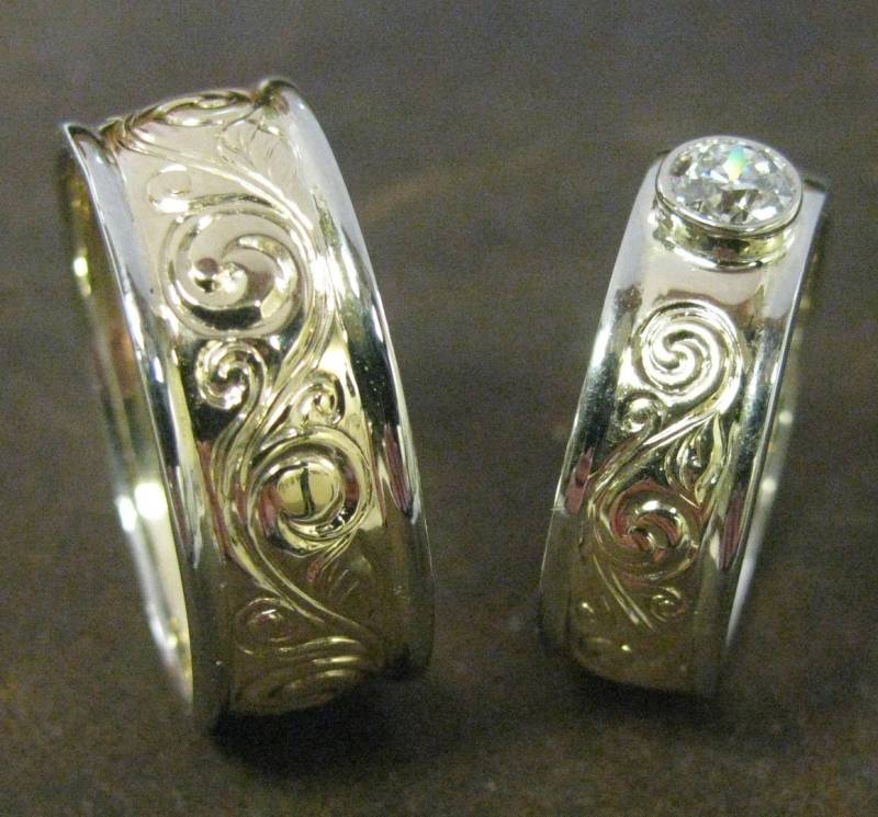 Zweifarbiges Hochzeitsset Mit Feiner Handgravur Made To Order von NathanJewelers