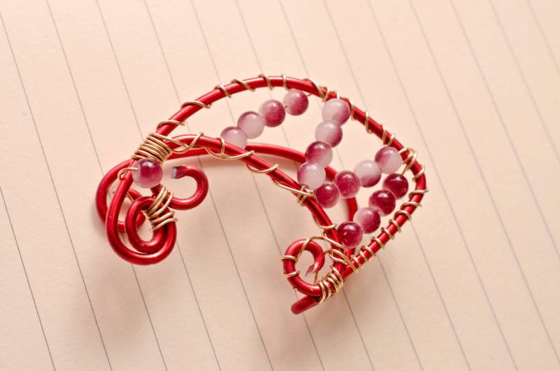 Rot Und Gold Perlen Ohr Manschette von NatiniNatini