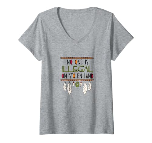 Damen No One is Illegal on Stolen Land – Classic Fit T-Shirt T-Shirt mit V-Ausschnitt Damen No One is Illegal on Stolen Land – Classic Fit T-Shirt T-Shirt mit V-Ausschnitt von Native Pride Shirts