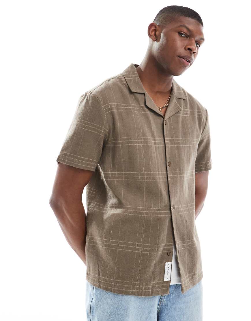 Native Youth - Angerautes Regular-Fit-Hemd in kariertem Braun mit Reverskragen Native Youth - Angerautes Regular-Fit-Hemd in kariertem Braun mit Reverskragen von Native Youth