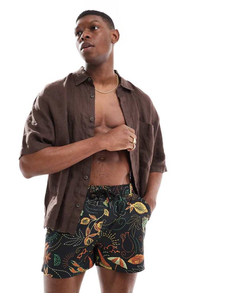 Native Youth - Badeshorts in Schwarz mit All-over-Print und Nahtdetails von Native Youth