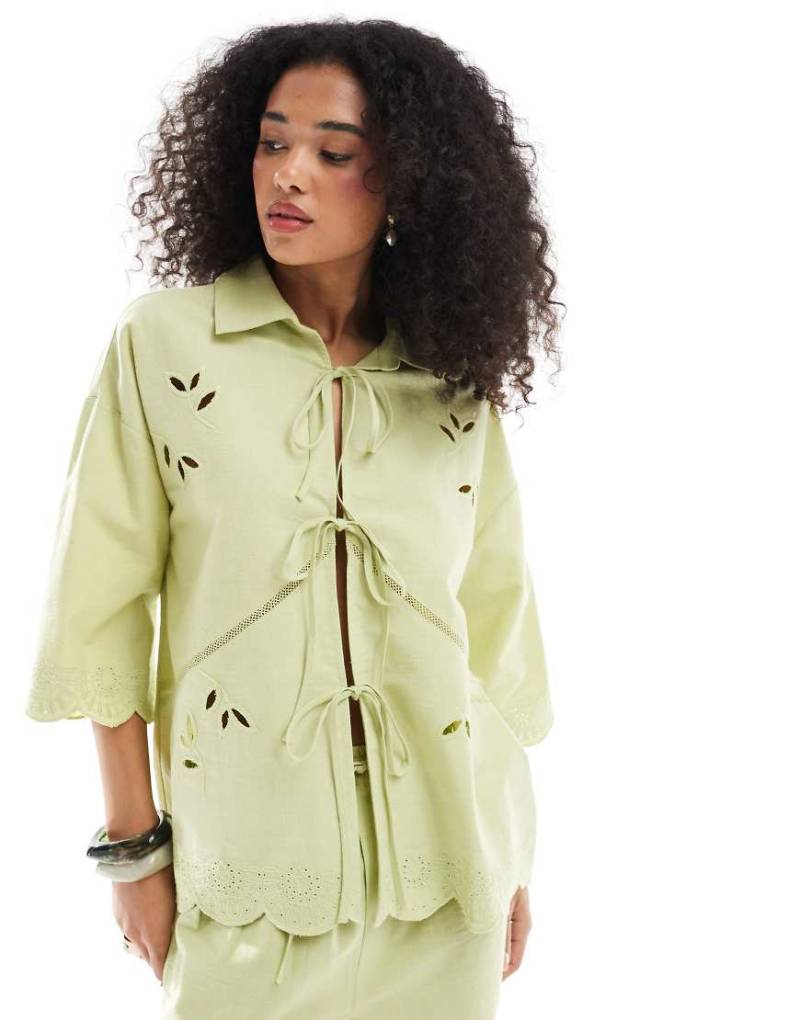 Native Youth - Bluse in Salbeigrün mit Muschelkantensaum und Bindedetail von Native Youth