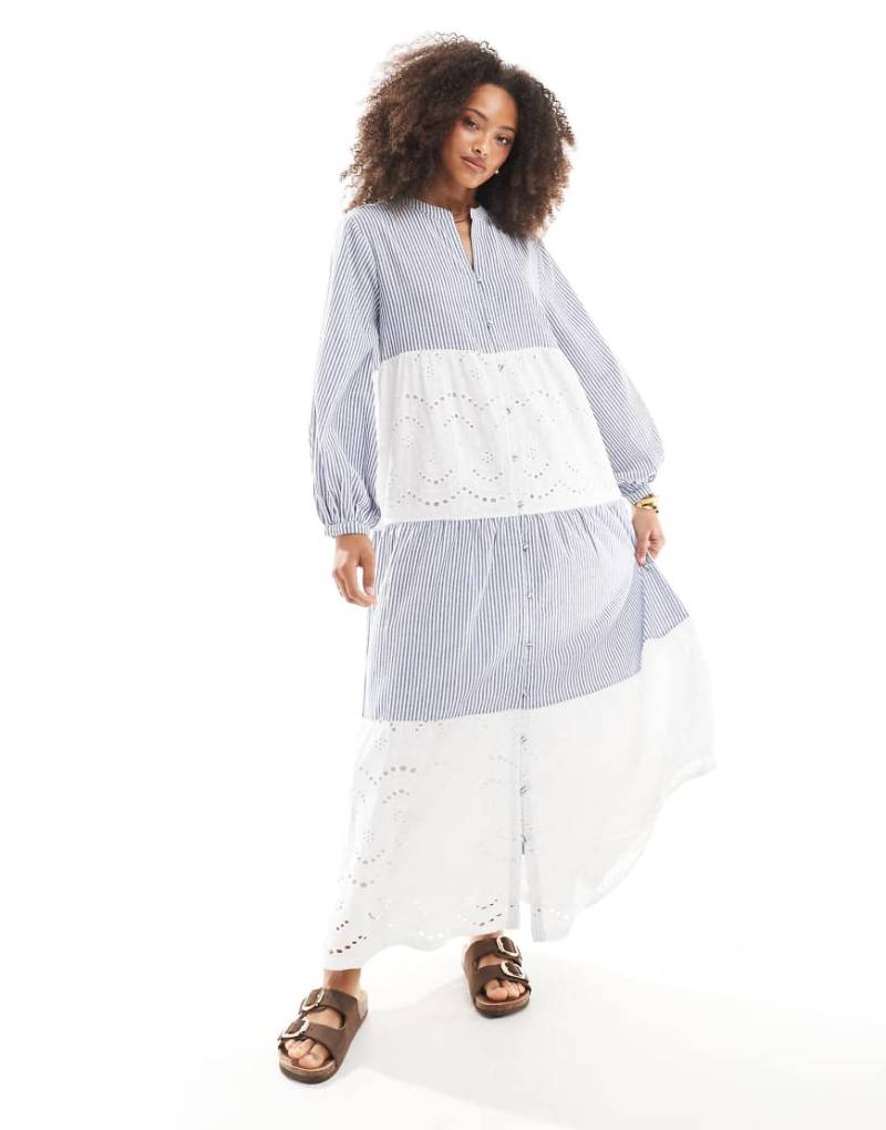 Native Youth - Gestuftes Maxi-Hängerkleid in gestreiftem Blau mit Lochstickerei-Einsatz von Native Youth