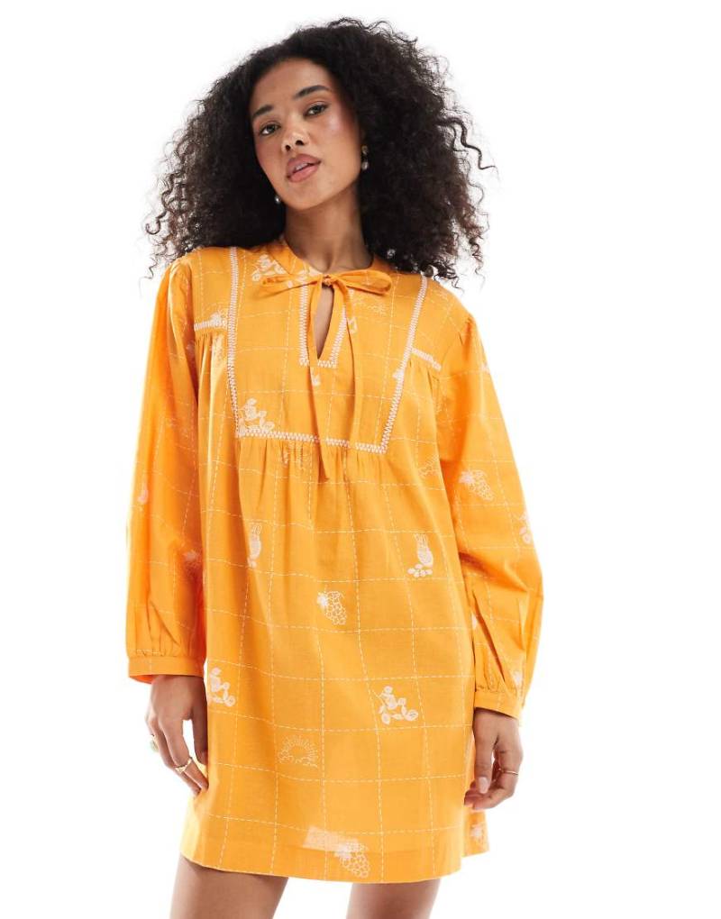 Native Youth - Kurzes, besticktes Hängerkleid in Orange mit Puffärmeln von Native Youth