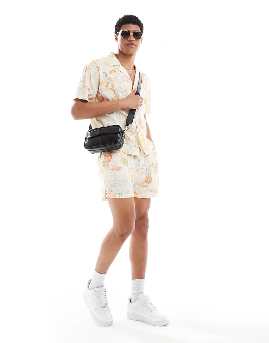 Native Youth - Lässig geschnittene Shorts mit buntem Strandprint von Native Youth