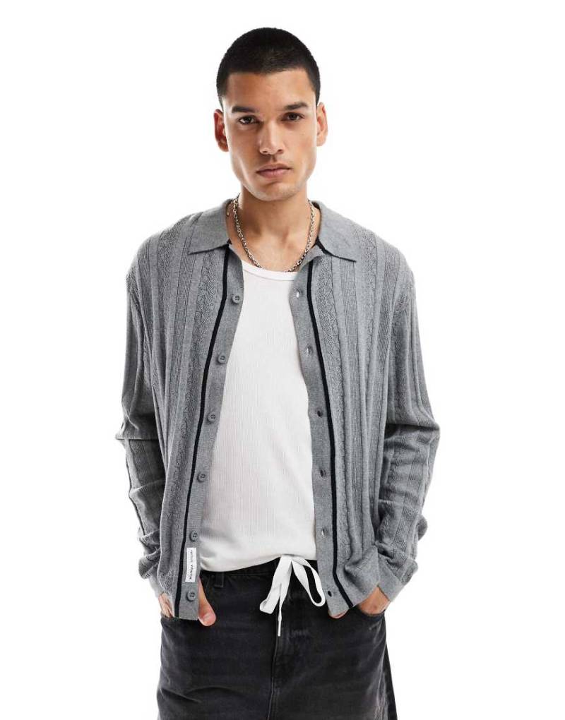 Native Youth - Langärmliges Strickhemd in Grau mit Jacquard-Streifen von Native Youth