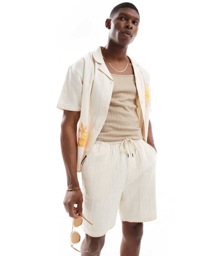 Native Youth - Mittellange Shorts in Creme mit besticktem Besatz-Weiß von Native Youth