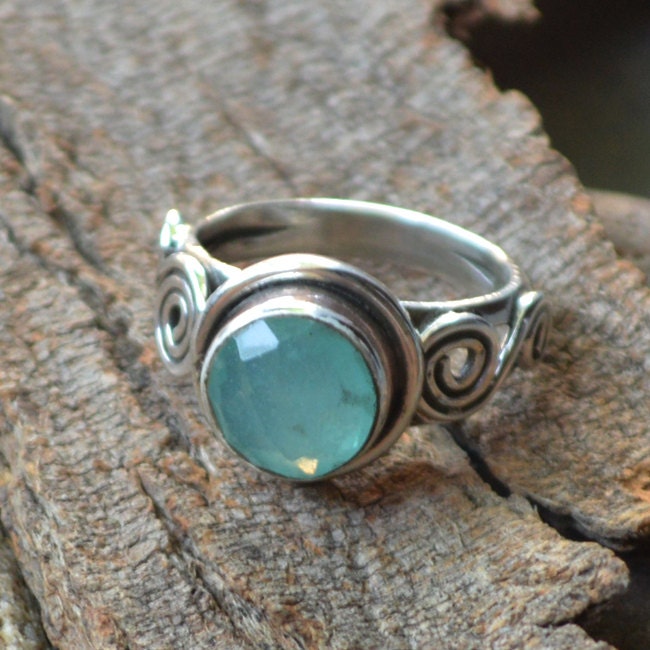 Aqua Chalcedon Sterlingsilber Ring Runder Facettierter Stein von NativeFineJewelry