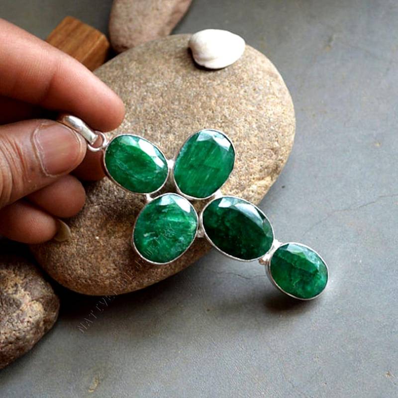 Handgefertigter Smaragd Kreuz Anhänger 925 Sterling Silber Bezel Set von NativeFineJewelry