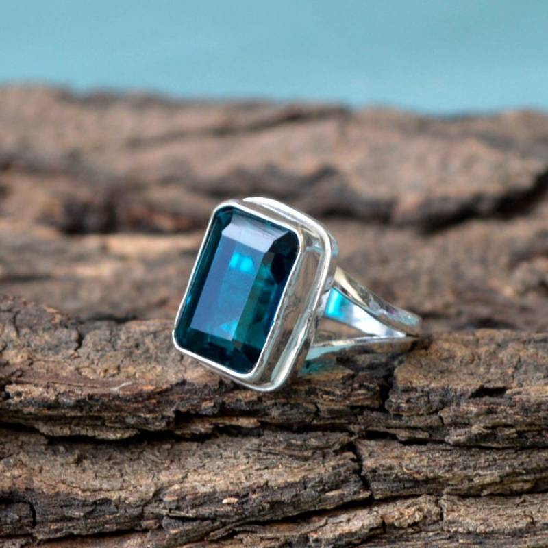 Neon Blauer Apatit Quarz Ring Oktagon Sterling Silber Bezel Ring von NativeFineJewelry
