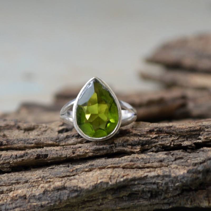 Peridot Quarz Ring Sterling Silber Lünette Set Birthstone von NativeFineJewelry