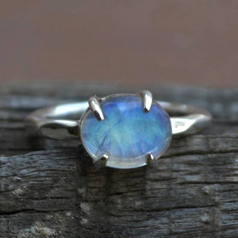 Ovaler Regenbogen Mondstein Ring Blue Fire, Sterling Silber Krappenfassung von NativeFineJewelry