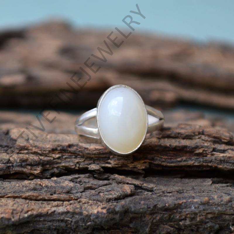 Handgemachter Pfirsich Mondstein Ring Ovaler Sterling Silber Edelstein von NativeFineJewelry