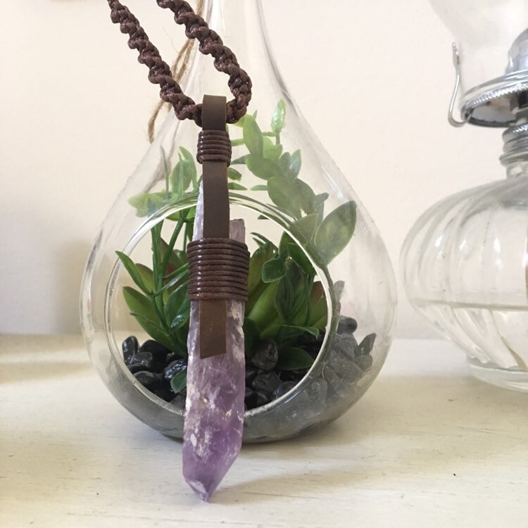 Rohe Skelett Amethyst Leder Anhänger Halskette Rohe Skelett Amethyst Leder Anhänger Halskette von NativeFlameCo