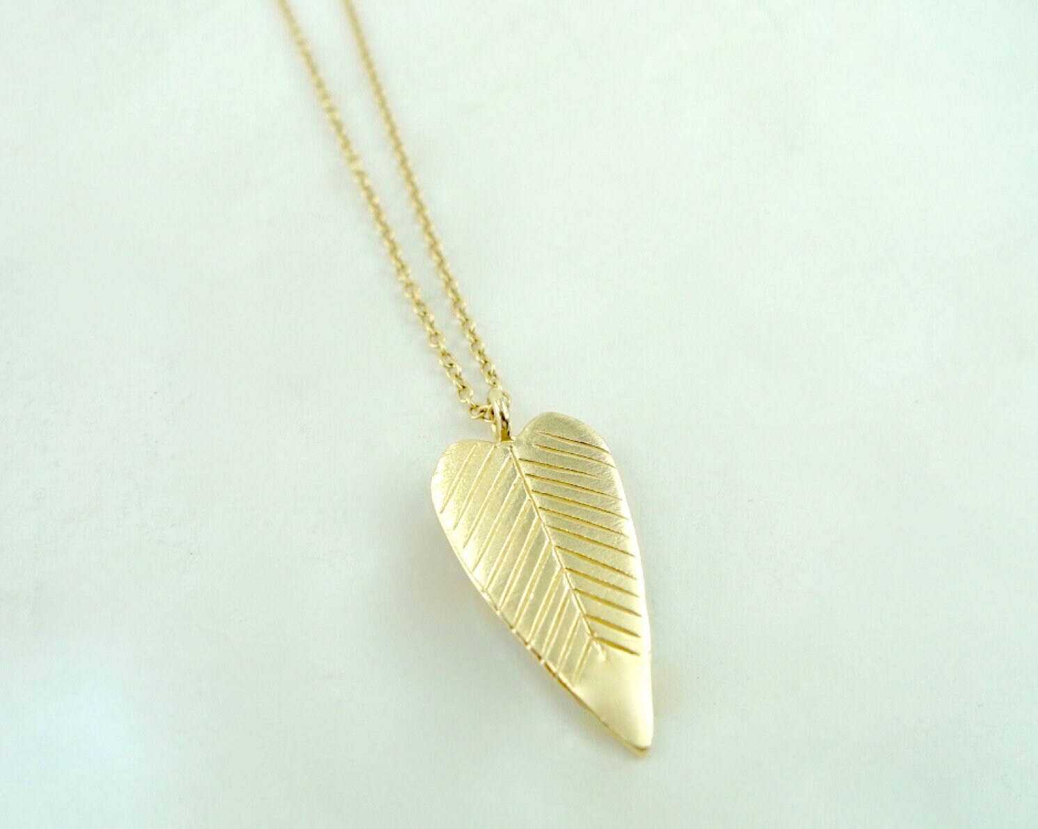 14K Solid Gold Leaf Pendant Halskette, Charme Handarbeit Mit Kabelkette 14K Solid Gold Leaf Pendant Halskette, Charme Handarbeit Mit Kabelkette von NativePiecesLA
