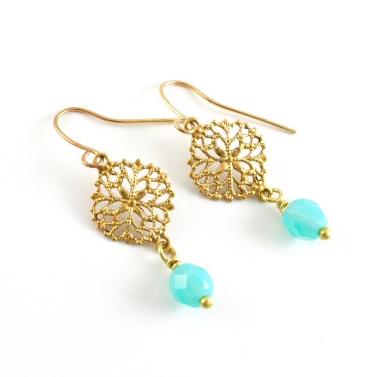 Goldene Filigrane Und Seeglas Ohrringe, Türkis Blaue Glas Gold Tropfen Ohrringe von NativeSisters