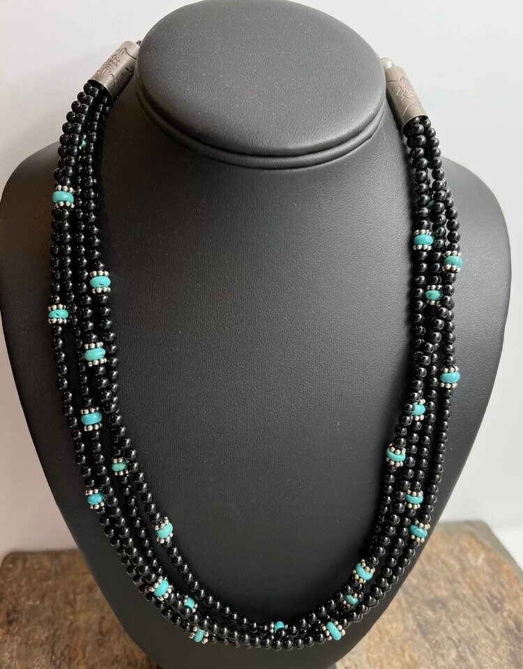 Sterling Silber Multi Strang Schwarzer Onyx Mit Türkis Perlenkette. 22 Zoll von NativeTurquoiseT