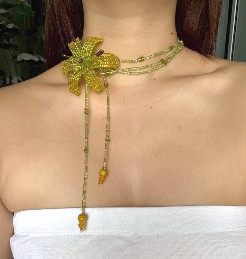 Handgemachte Perlen Lilie Blume Halskette Gelb Gruene Rocailles Schmuck von NattierraLunoria
